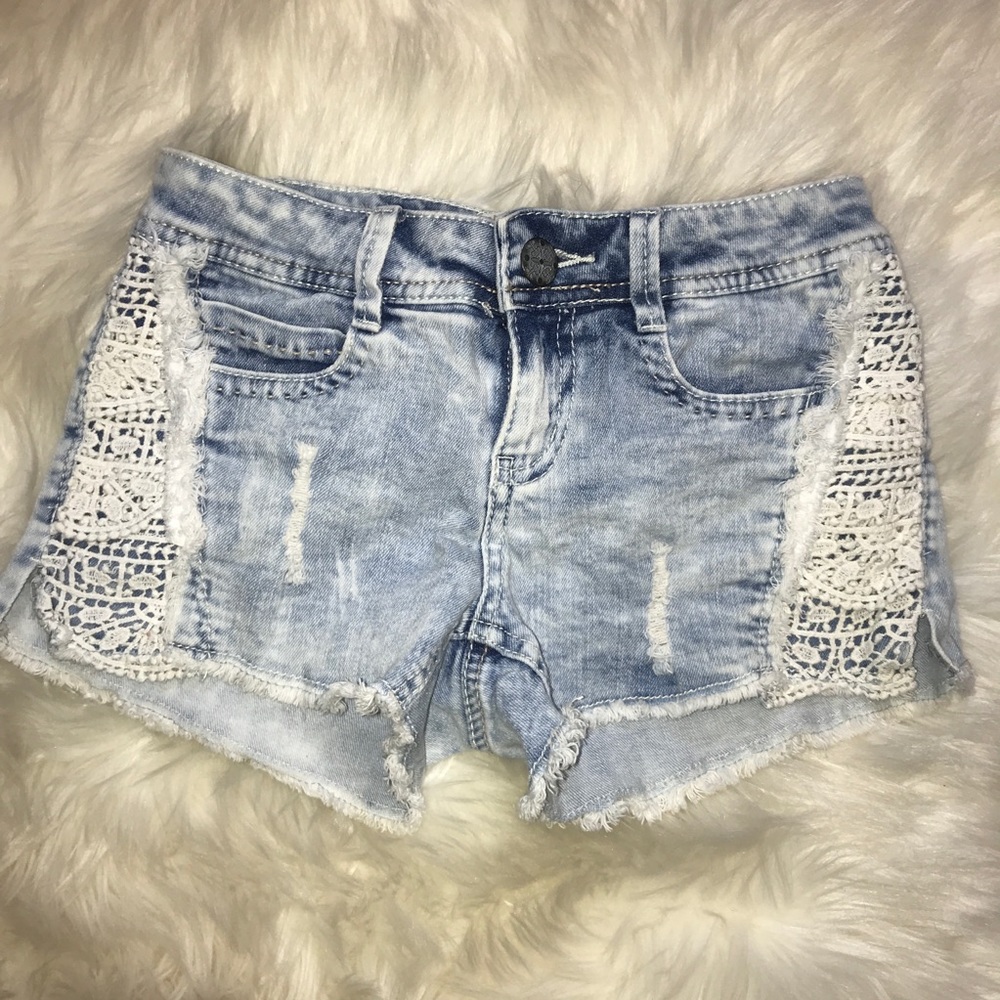 Acid wash jean shorts w/ lace